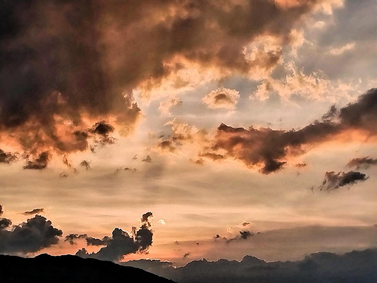 云海翻腾，夕阳西下，美不胜收。此时，那绚烂的夕阳余晖洒在翻腾的云海上，仿佛给云海
