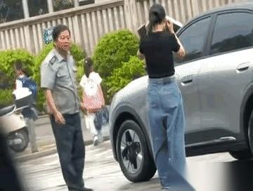 那一声脆响之后，周围瞬间就静了。男的反手一巴掌抽过去，力道大到让那个女孩的头发