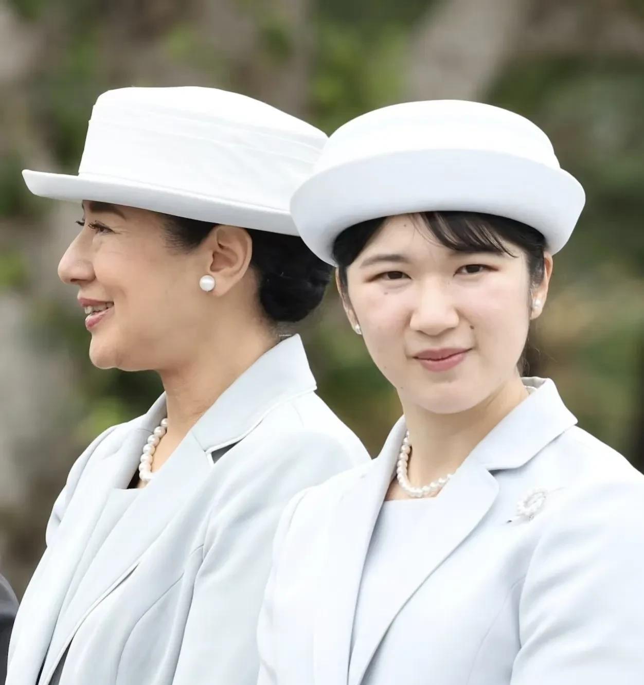 爱子公主的长相其实除了眼睛，脸型鼻子嘴巴都很像她妈妈雅子皇后，而且她笑起来时下半