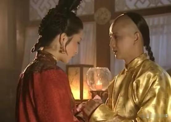 1722年，雍正登基大封后宫，资历最老的宋氏满心期待能封妃，结果圣旨一下她心都凉