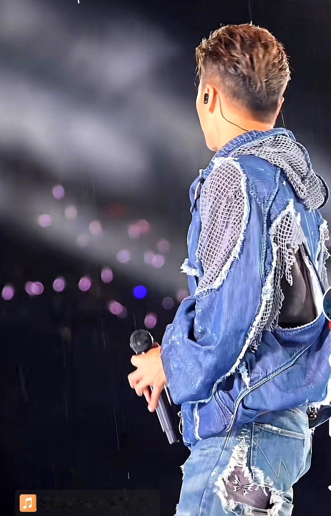 武汉一夜四场顶流演唱会！谢霆锋时隔二十年重返武汉，连开两场摇滚场，三万观