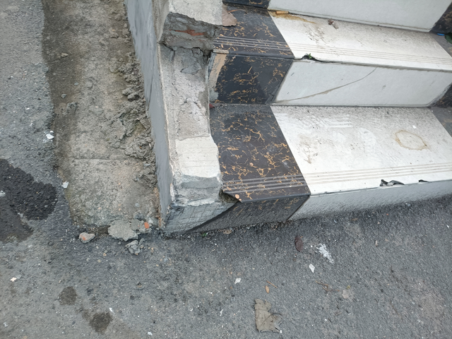 比亚迪宋PLUSdmi新车一血上午提的车，找代驾开回家，下午自己开的蹭到马路牙