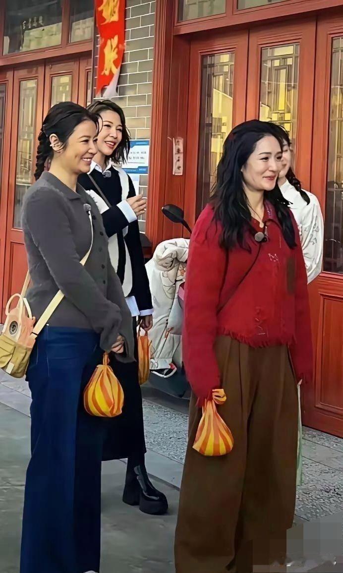 上海路边偶遇朱珠，真人很一般，个不高但说话很温柔。！！！！​​​