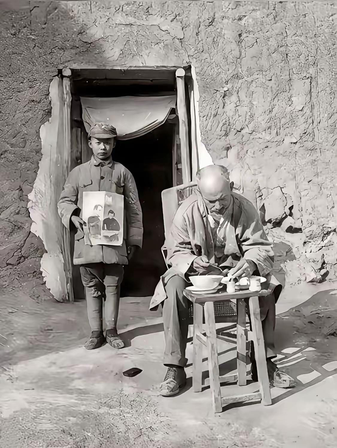 白求恩吃饭的画面，非常珍贵，难得一见，这张照片真实记录了当时的情景，照片中的白求