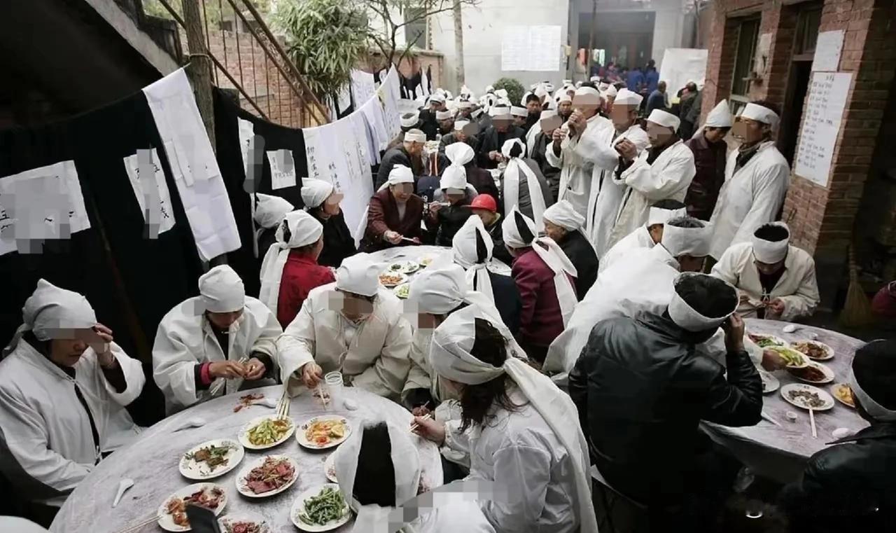 喝酒又惹事了！河北秦皇岛，一男子的父亲去世，男子特意举办丧宴宴请宾客。可不曾想，