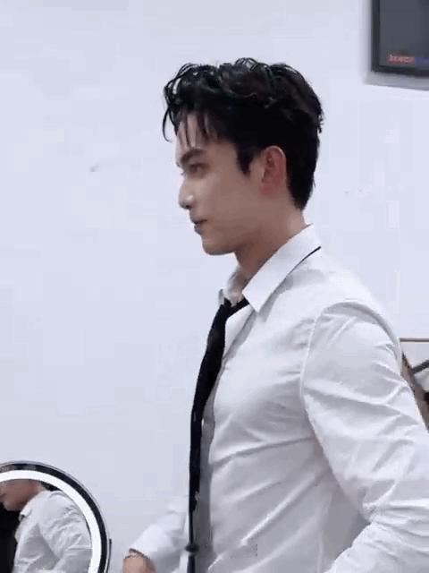 吴磊健身没有条件就要创造条件吴磊这波自律直接封神！连轴转两天高强度工作，依旧在