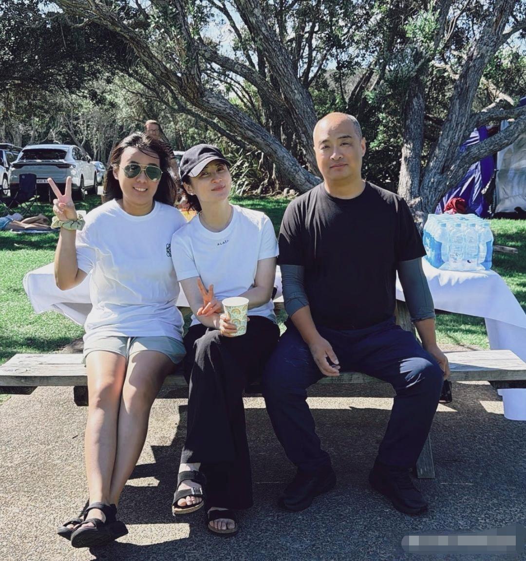 50岁的蒋勤勤与朋友一起在公园野餐，一身休闲穿搭，皮肤白白嫩嫩，与素人相比脸特别