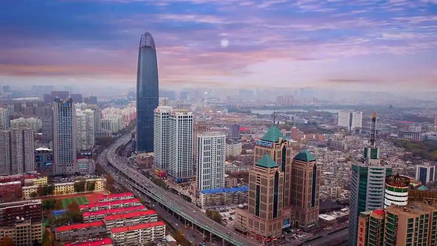 1991年12月19日，济南市经七路东段拓宽建设工程胜利竣工并举行通车典礼。拓宽
