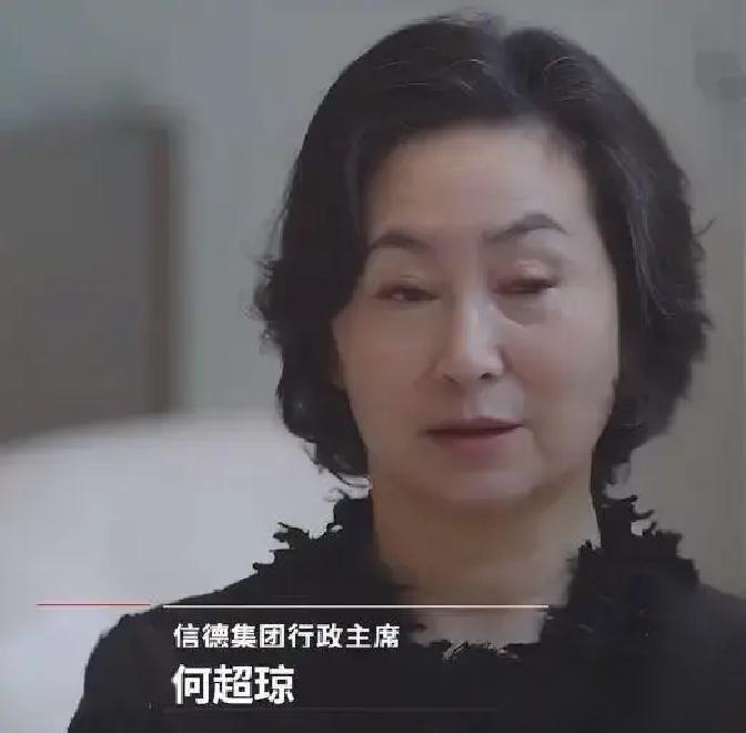 你敢信？何超琼小时候蹲厨房哭着写作业，亲妈就在客厅看电视绝不出手。妈是军人出