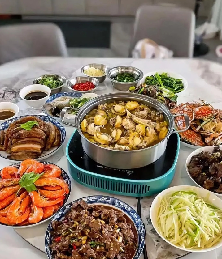 婚后，和娘家住的不远，所以每到周末我们一家三口都会去看望爸妈，不料今天回去刚好遇