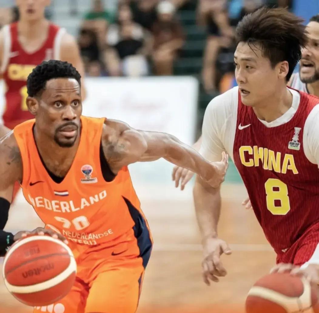 中国男篮欧洲拉练行程进入白热化阶段！北京时间7月16号凌晨1点30分，荷兰斯海尔