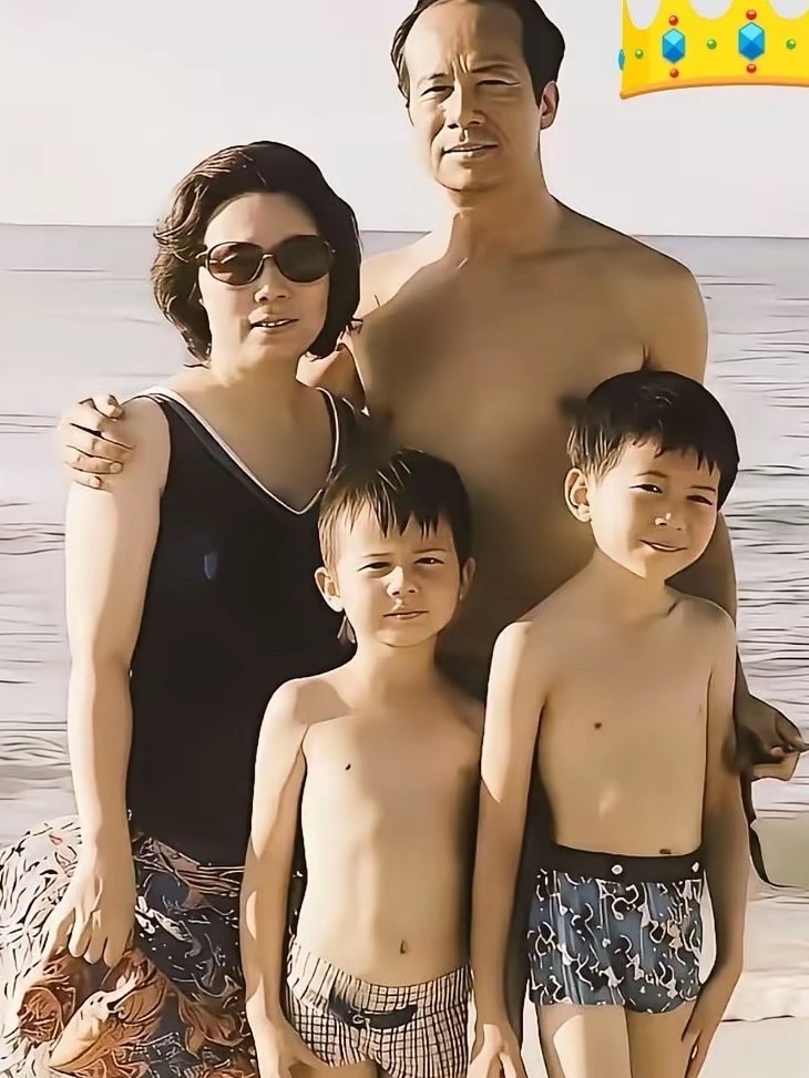 李嘉诚年轻时和原配及两个儿子的合影。