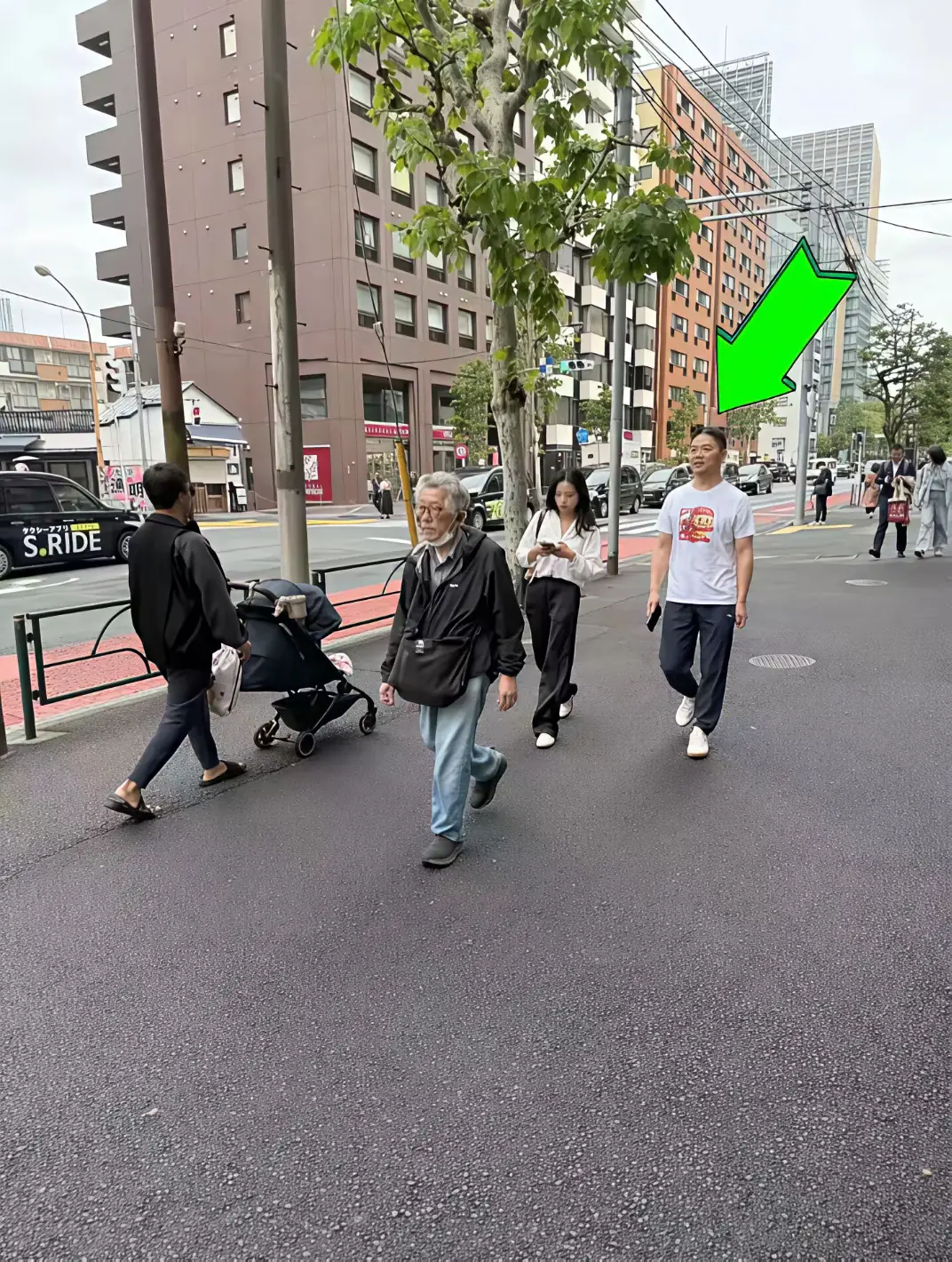 东哥穿着安踏鞋，走在东京街头。