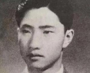 1959年，在台湾刑场之上，刘光典烈士牺牲后的遗容呈现，画面里他仰卧在草地，嘴巴