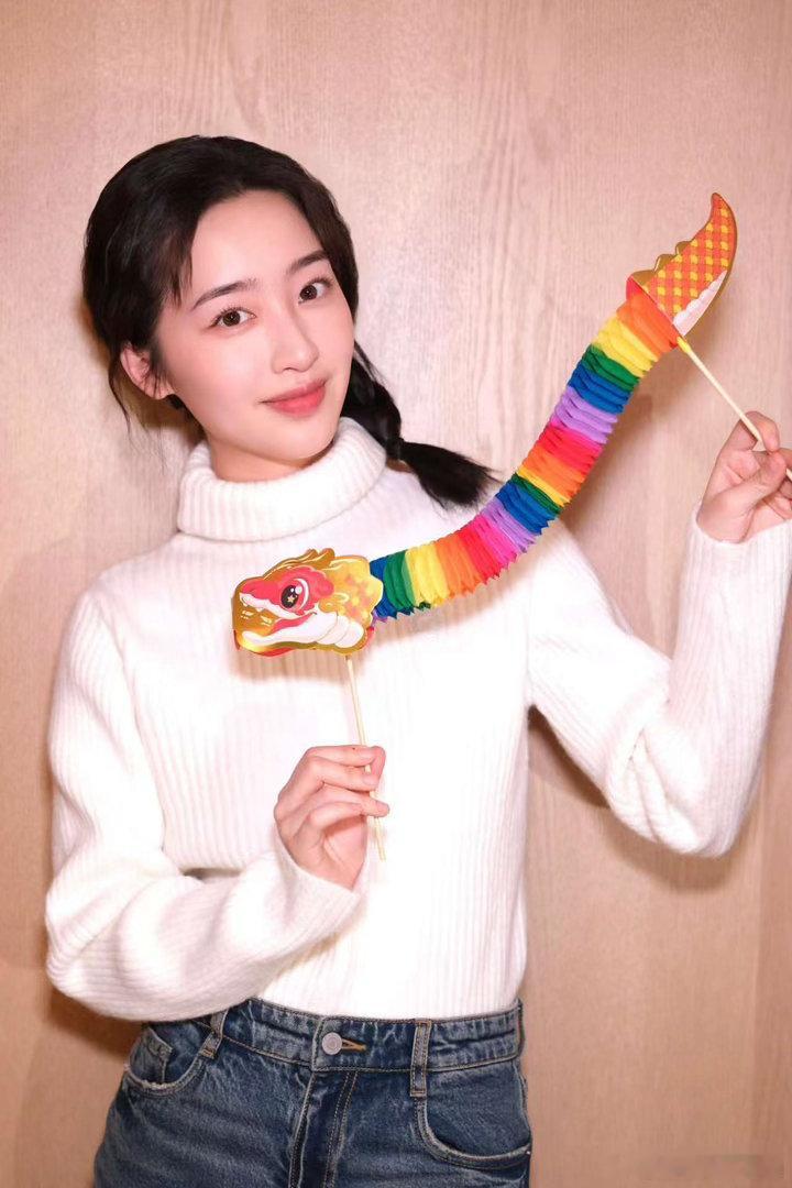 邓恩熙少女果然还是少女邓恩熙近距离看邓恩熙红毯造型，蜜桃裙衬得气色绝佳，盘发温婉