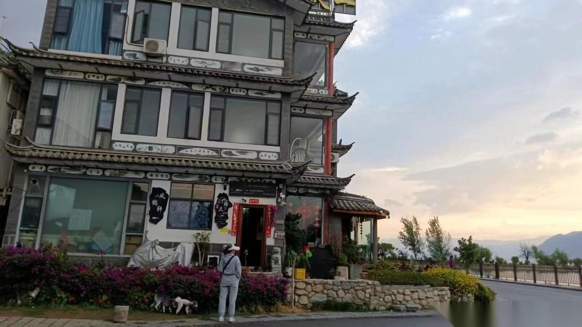 好友家是龙凤胎，她很早就买好了两套房，一套给儿子当婚房，一套给女儿做陪嫁房。现在