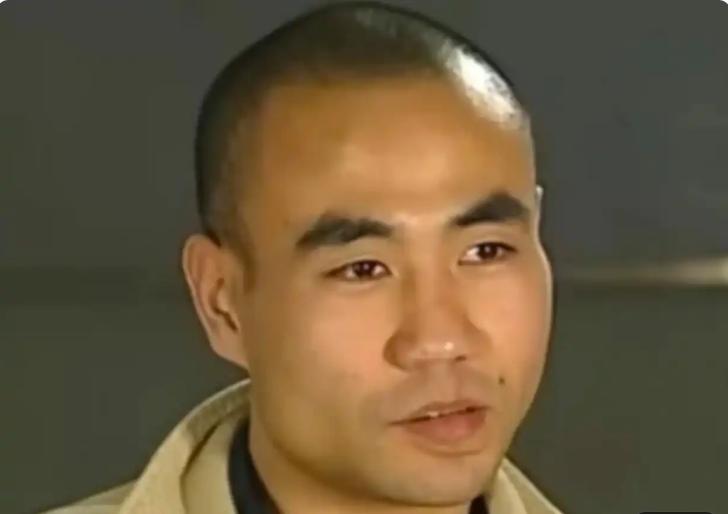 他长其貌不扬，兜比脸还干净，但他有个“邪门”本事：甭管啥样的女人，只要跟他见上一