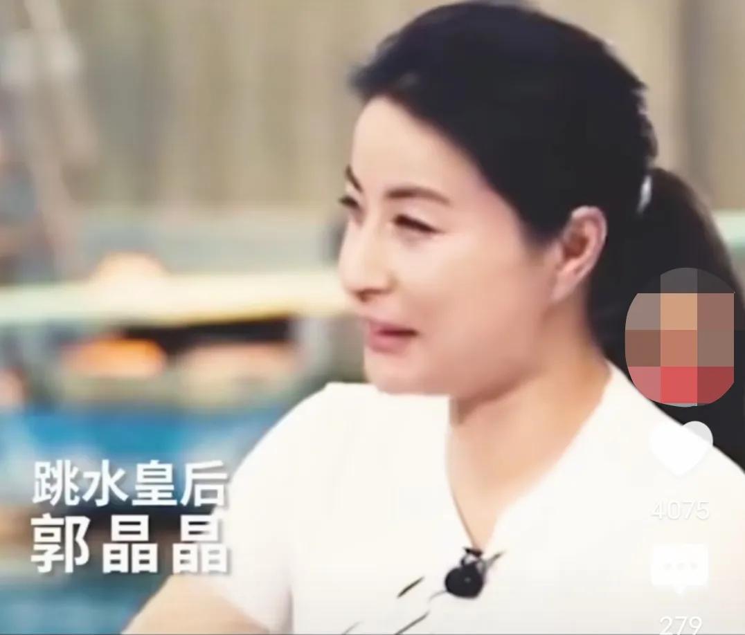 郭晶晶坦言：“我很心疼启刚，每天都在外面跑，很忙！但他还是会抽空跟我们一起！”霍