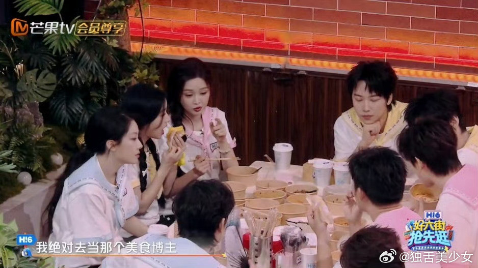 包上恩吴宣仪美食知音来的吴宣仪说不当艺人就做美食博主，包上恩立刻赞同。两位美女在