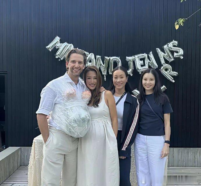 第一次见到谢婷婷的老公，不得不说，这大叔长的挺帅气啊，两人太般配了。