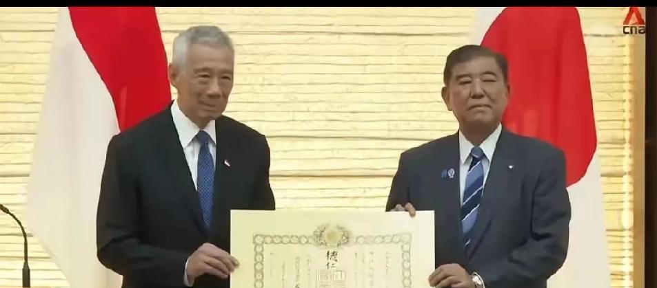新加坡李显龙接受日本“桐花大绶章”，这是日本授勋最高荣誉，韩国政府拒绝了日本的这