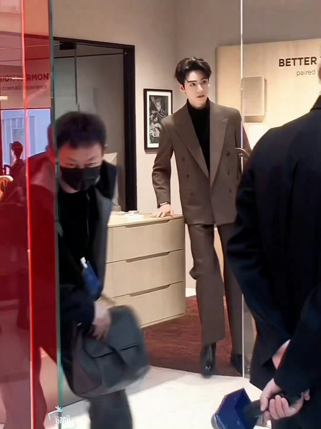 龚俊这张太震撼了，九头身大帅哥