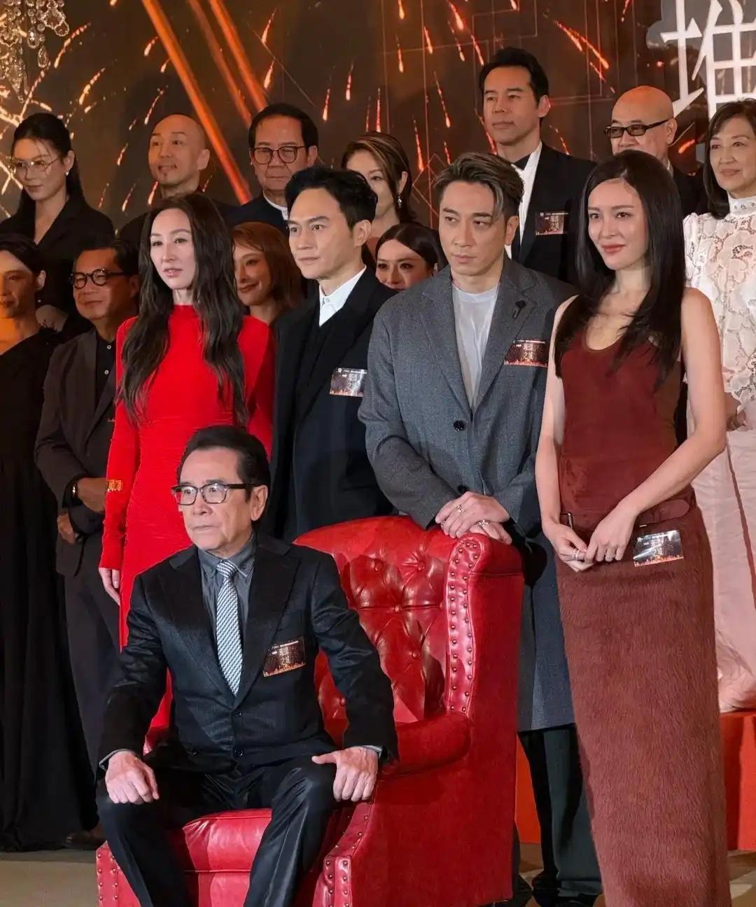 近日，TVB今年首部台庆剧《璀璨之城》宣传时，演员们合影的一幕。有资深老牌港