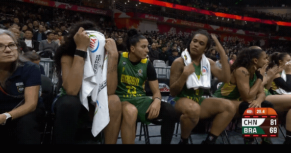 巴西女篮无缘女篮世界杯，巴西女篮队员坐在替补席掩面抽泣，这个时候镜头不断对准这个