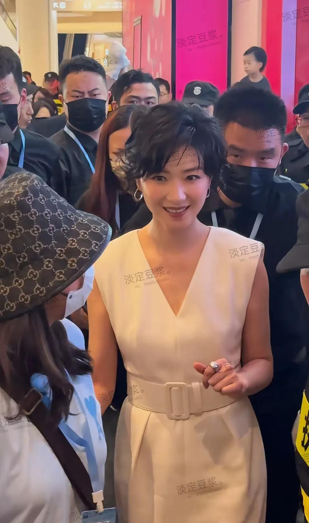 看演员万茜也就是二线演员啊！但看这阵势派头也不小，出来也是被围得水泄不通的，周围