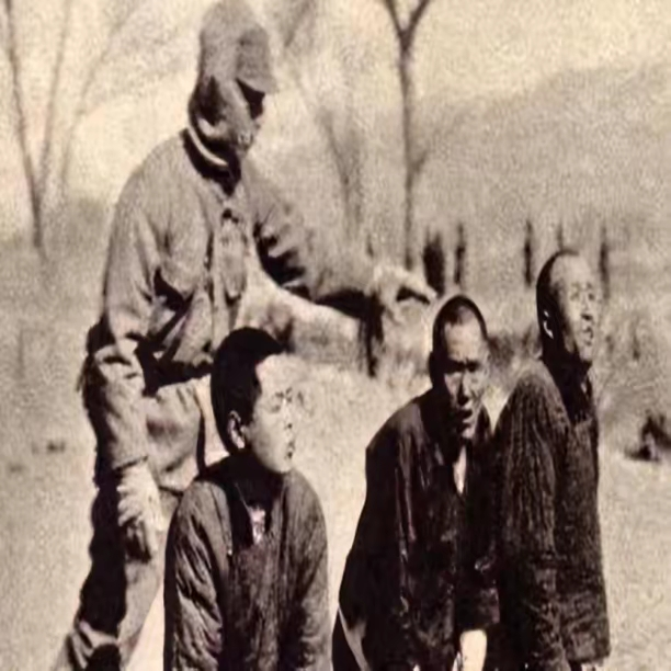 1939年，20多个日本兵轮番糟蹋四姐妹。突然，年仅12岁的小妹口吐鲜血，随后
