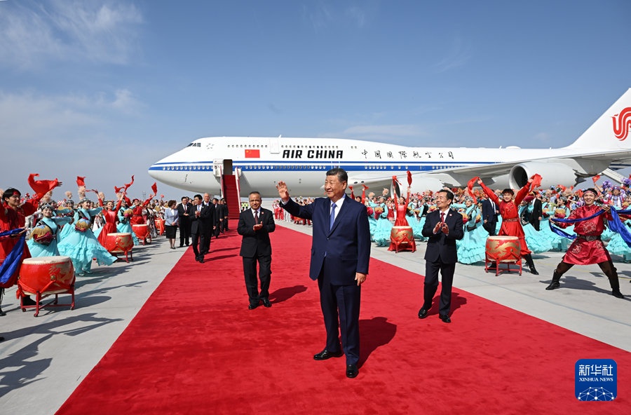 习近平抵达乌鲁木齐