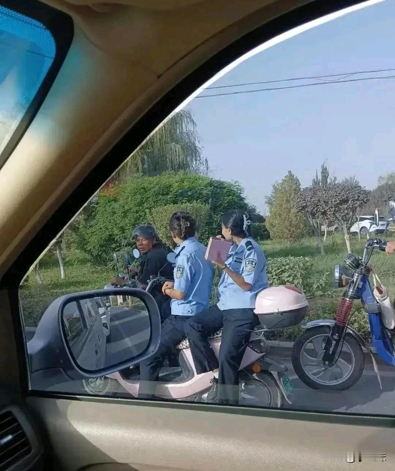 她们不带头盔，不知道会不会被查