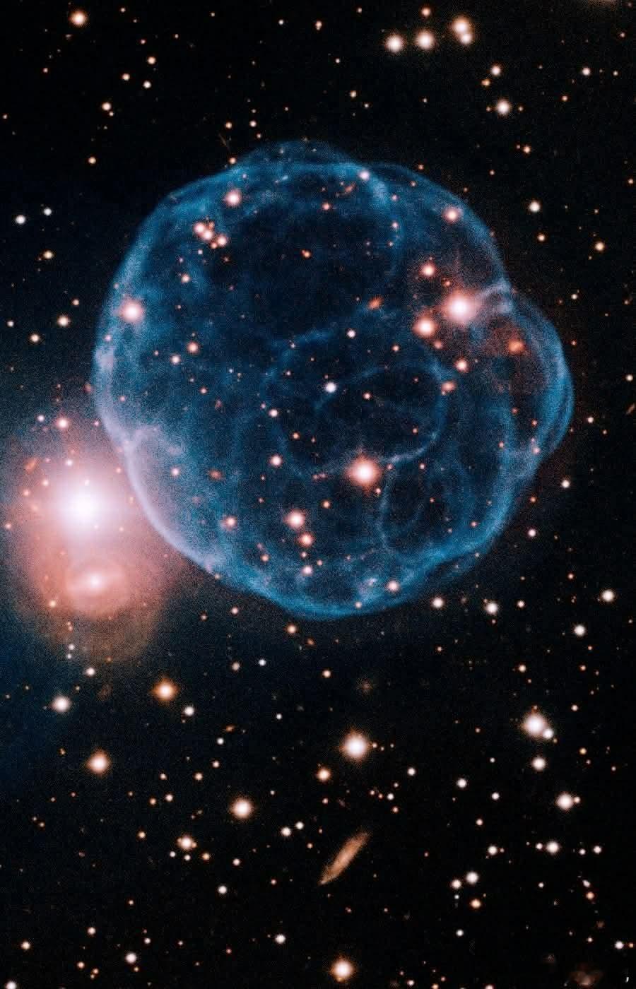 行星状星云Kronberger61–足球星云漂浮在天鹅座中，距离地球