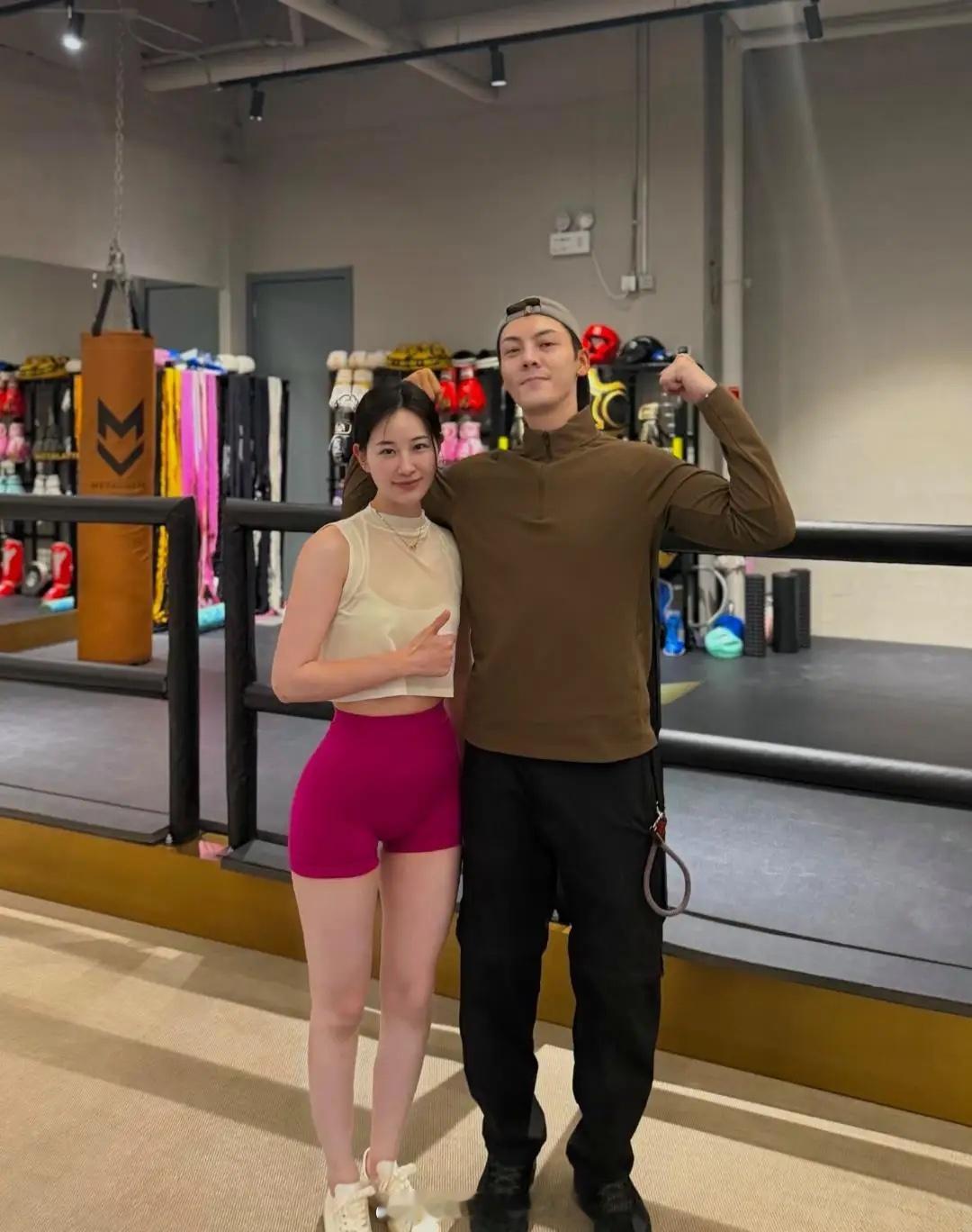 陈伟霆在北京健身房锻炼被偶遇，他穿着一身运动服，身材又高又健硕，看起来太帅气了，