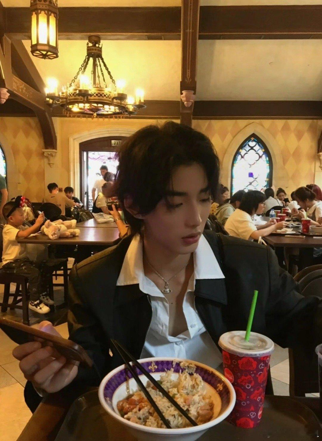 哥你睡着了吗我被帅的睡不着林秋楠​​​
