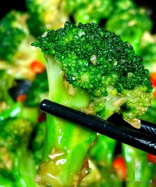 西兰花怎么吃好吃！我仔咨询了抖音AI，它嗖嗖就给了我答案。把西兰花分成一朵一