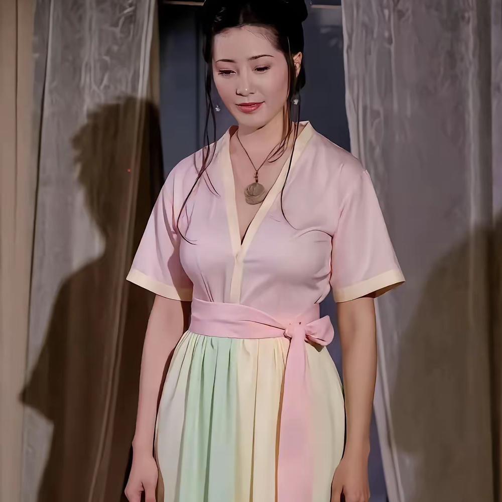 这个被称为最美潘金莲，看了之后果然名不虚传，这身材这曲线，让人觉得潘金莲就是长成