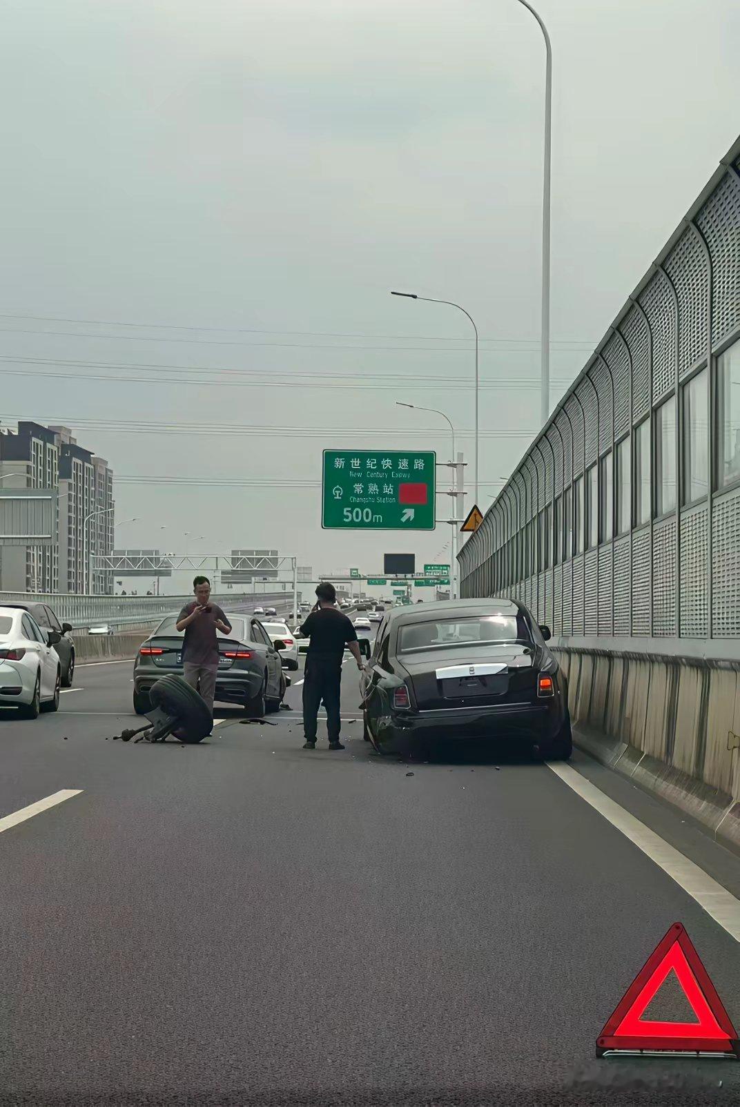 一台还没上牌的老款劳斯莱斯就这样了这这这…………希望奥迪保险是全的，不然A4就