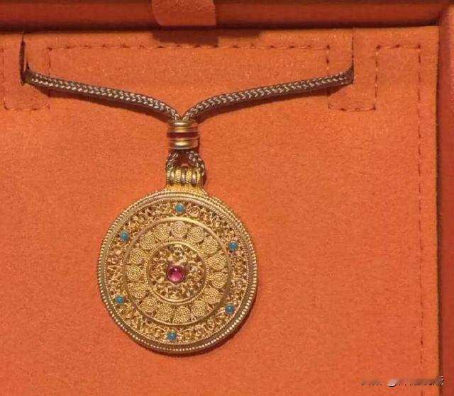 上海，刘女士将5万多的黄金项链忘在酒店了，她联系店方，店方说包找到了，但里面的金