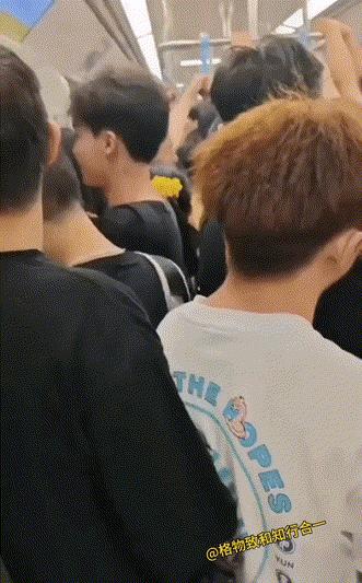 10月1日，香港地铁，“我不是香港人，我是英国人，你们滚回大陆”。网友：让英国