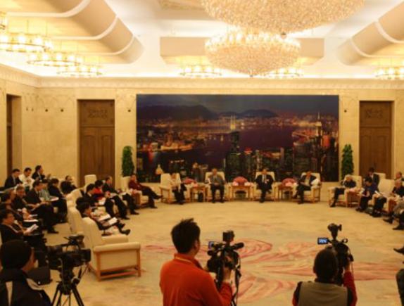 这是人民大会堂香港厅，也是34个地方省厅中面积最大的一个厅室（1728平方米）。