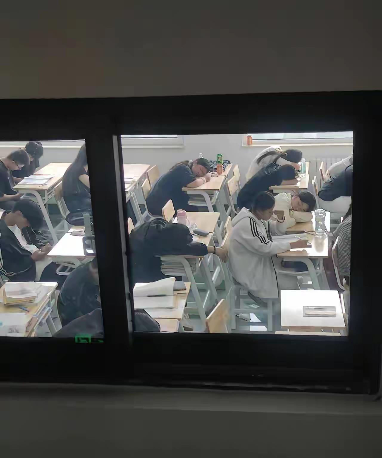 职校课堂惊现“睡教”现场！家长掏钱换三年躺平，教育困局何解？