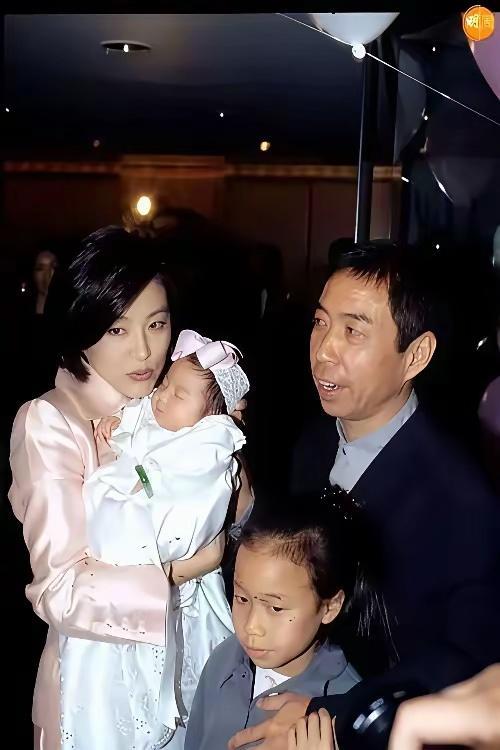 虽然四十多岁的林青霞才生宝宝，但颜值还是天花板级别的！