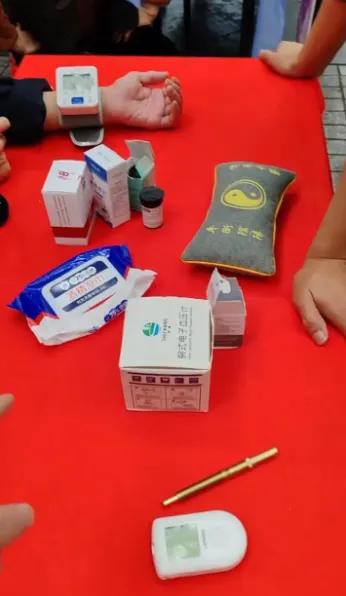 简直离大谱！杭州一诊所进小区搞“免费义诊”，竟然用同一个针头给15个人采血！要不