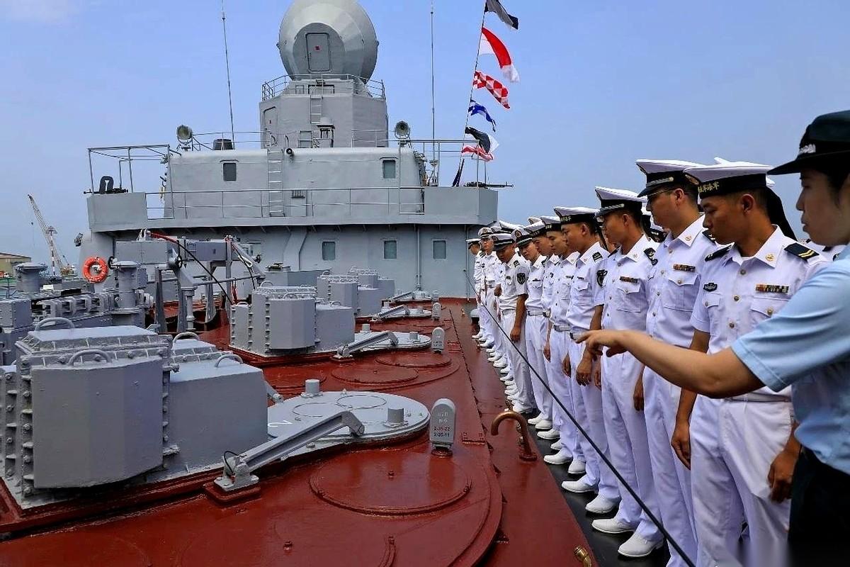中俄海军交流，舰员互上对方军舰参观。甲板上，海风吹得军旗猎猎作响，一切都透着礼