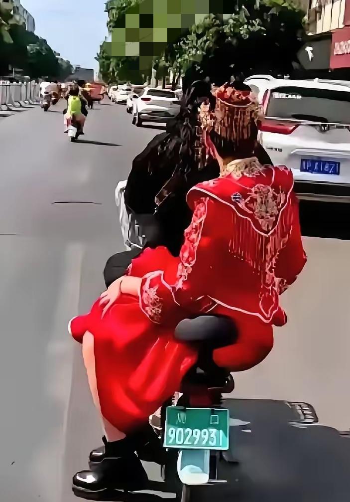 这一幕看得我心里又疼又爽！杭州那场婚礼上，新娘被婆婆当众嫌弃“配不上”，她