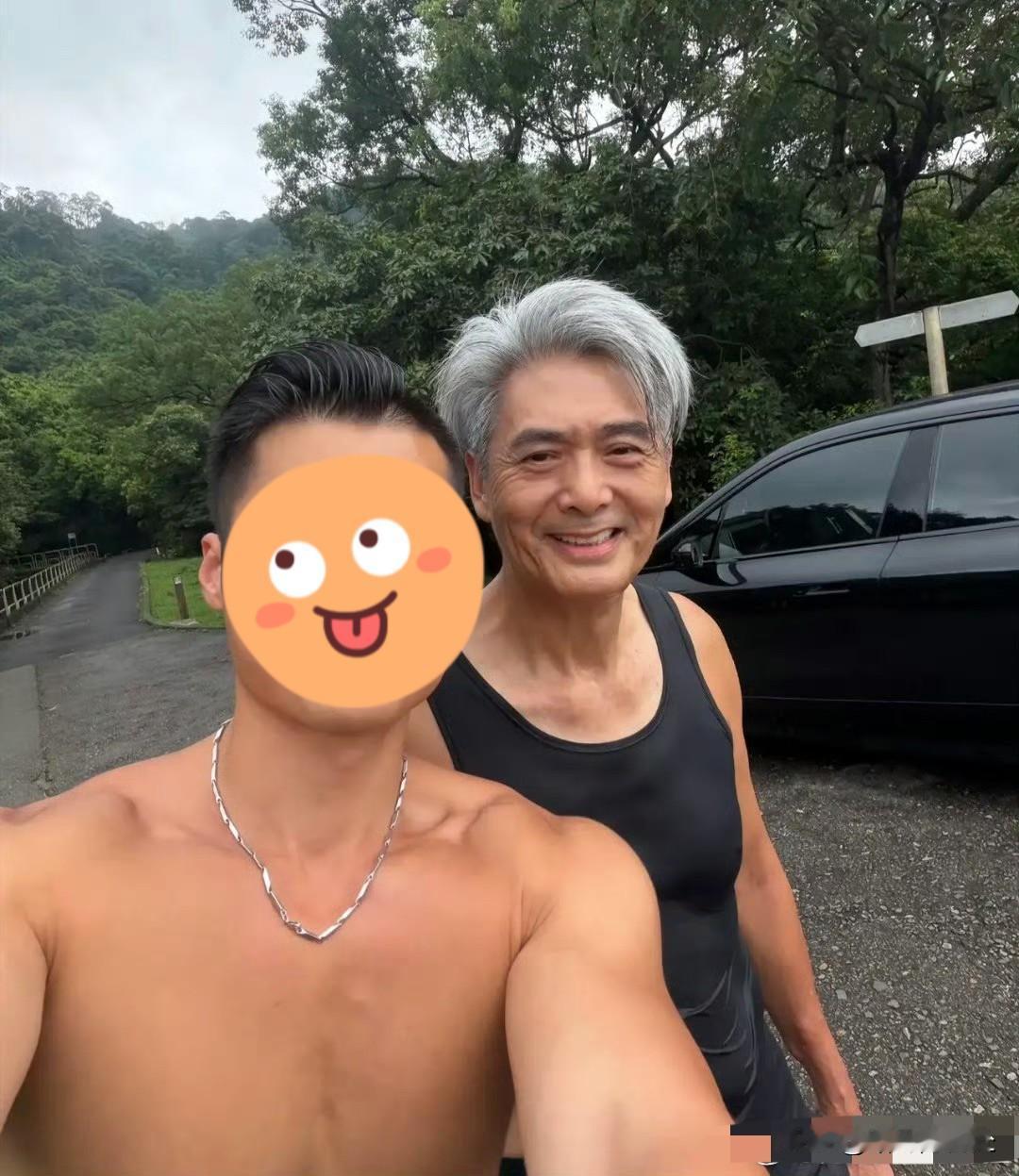 71岁周润发香港跑步被偶遇，一身黑，大汗淋漓，精气神满分，体力杠杠的。头发虽然白