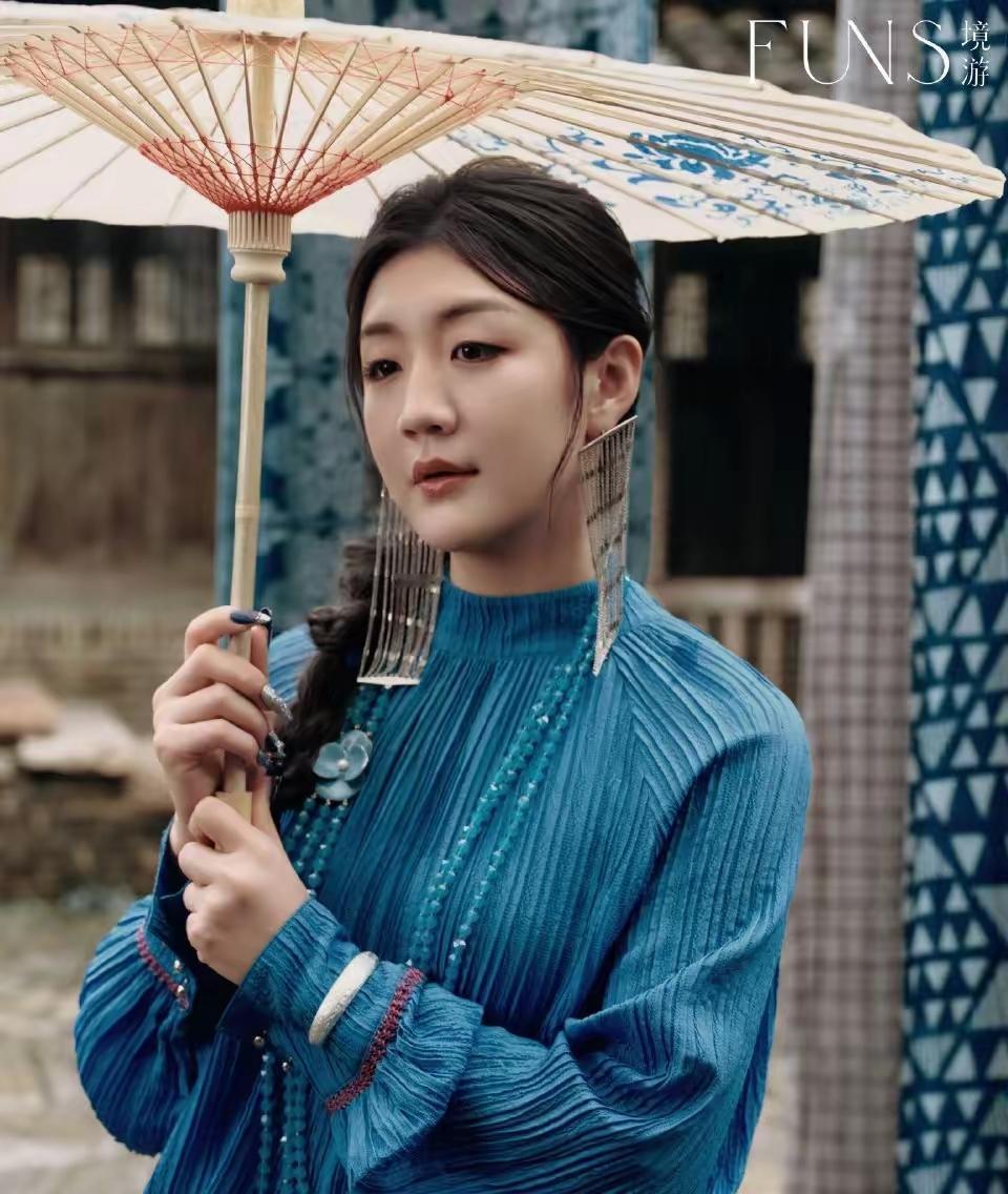 陈梦、陈幸同的打伞照，谁更养眼？陈梦、陈幸同都算得上是国乒的美女，两人各有特点，