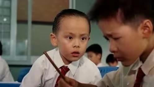 别怀疑，他们是同一个人！《长江七号》小校霸最终长成了大美女！