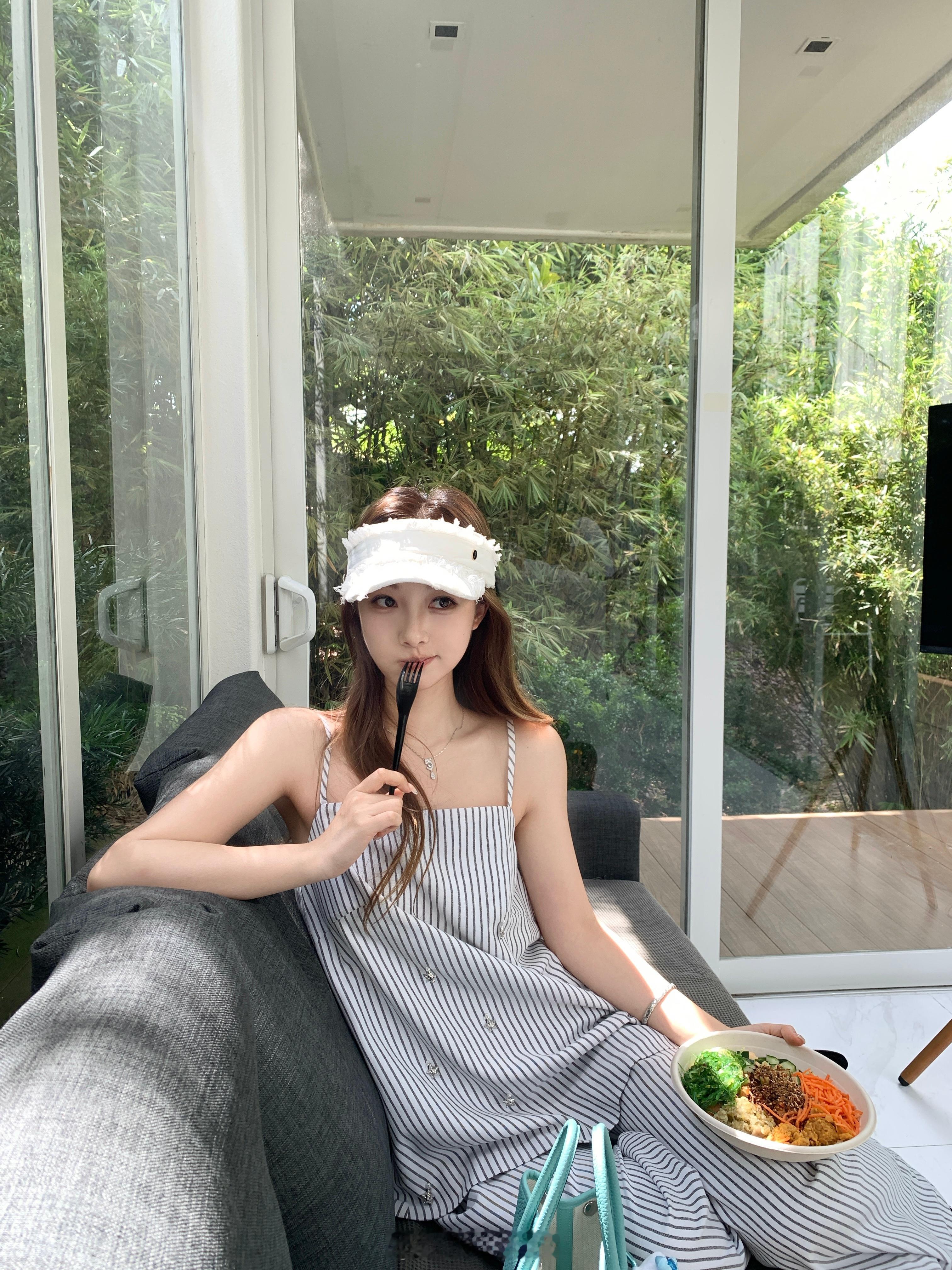 🌳🍃轻松穿出时髦慵懒LOOK～这套条纹套装真的一绝！衣身和裤子都做了星星的配